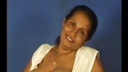 सेक्सी सौंदर्य seduces नग्न सेक्सी फिल्म चलने वाला