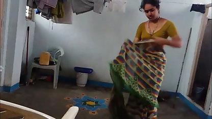 सुनहरे बालों वाली हिंदी सेक्सी फुल मूवी में एक पारदर्शी ब्रा