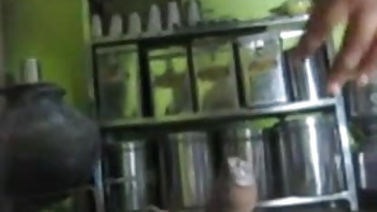 घुंघराले नग्न रोमानियाई हिंदी में फुल सेक्सी पर एक लाल सोफा