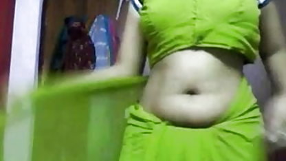Busty मैडम प्रसार उसके पैर में बैठे हिंदी पिक्चर वीडियो सेक्सी एक कुर्सी के एक सेक्स फोटो