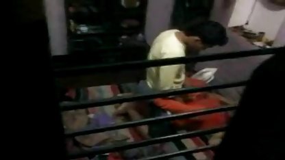 वयस्क लड़की के हिंदी फिल्म सेक्सी में साथ एक मुंह-पानी कामुक