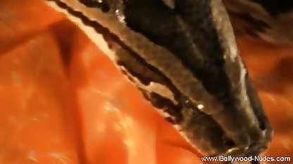 नग्न लड़की के बगीचे में चलता है (प्रेमकाव्य) सेक्सी फिल्म वीडियो दे दो