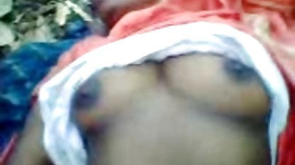 Saggy स्तनों के साथ प्रकृति में हिंदी फीचर फिल्म सेक्सी नग्न तोता