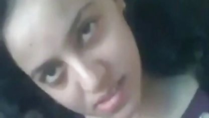 कर्ल करवाने बालों के साथ स्नातक छात्र इंग्लिश फिल्म सेक्सी हिंदी में कमरे में bared